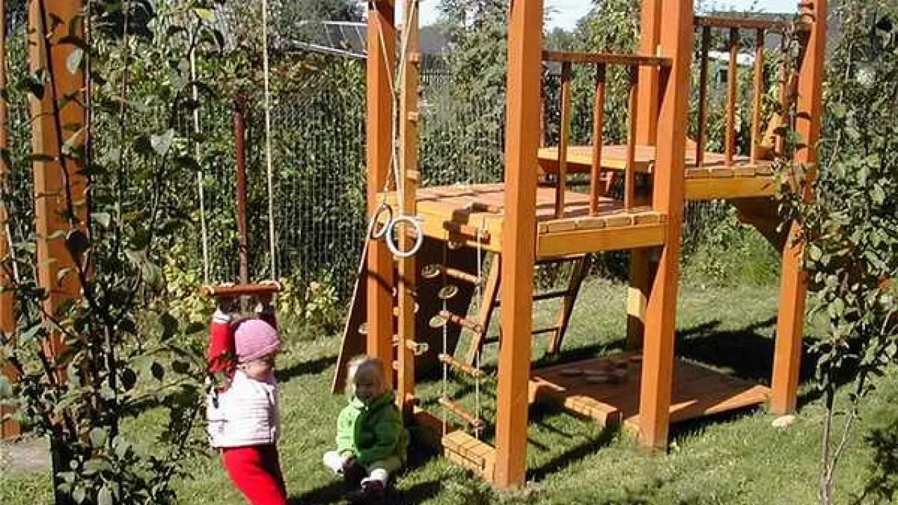 Спортивно-игровой комплекс деревянный. Игровая площадка на даче. Детская площадка для дачи. Как сделать игровой комплекс. Площадка для детей на даче.